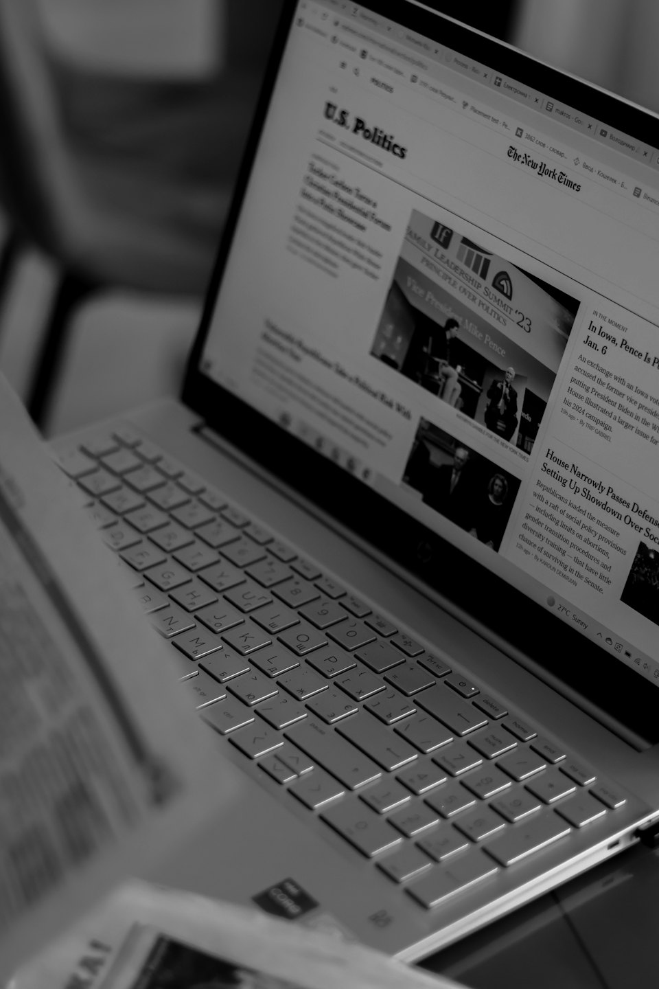 Computer portatile con articoli di notizie su uno schermo e una tastiera cirillica.