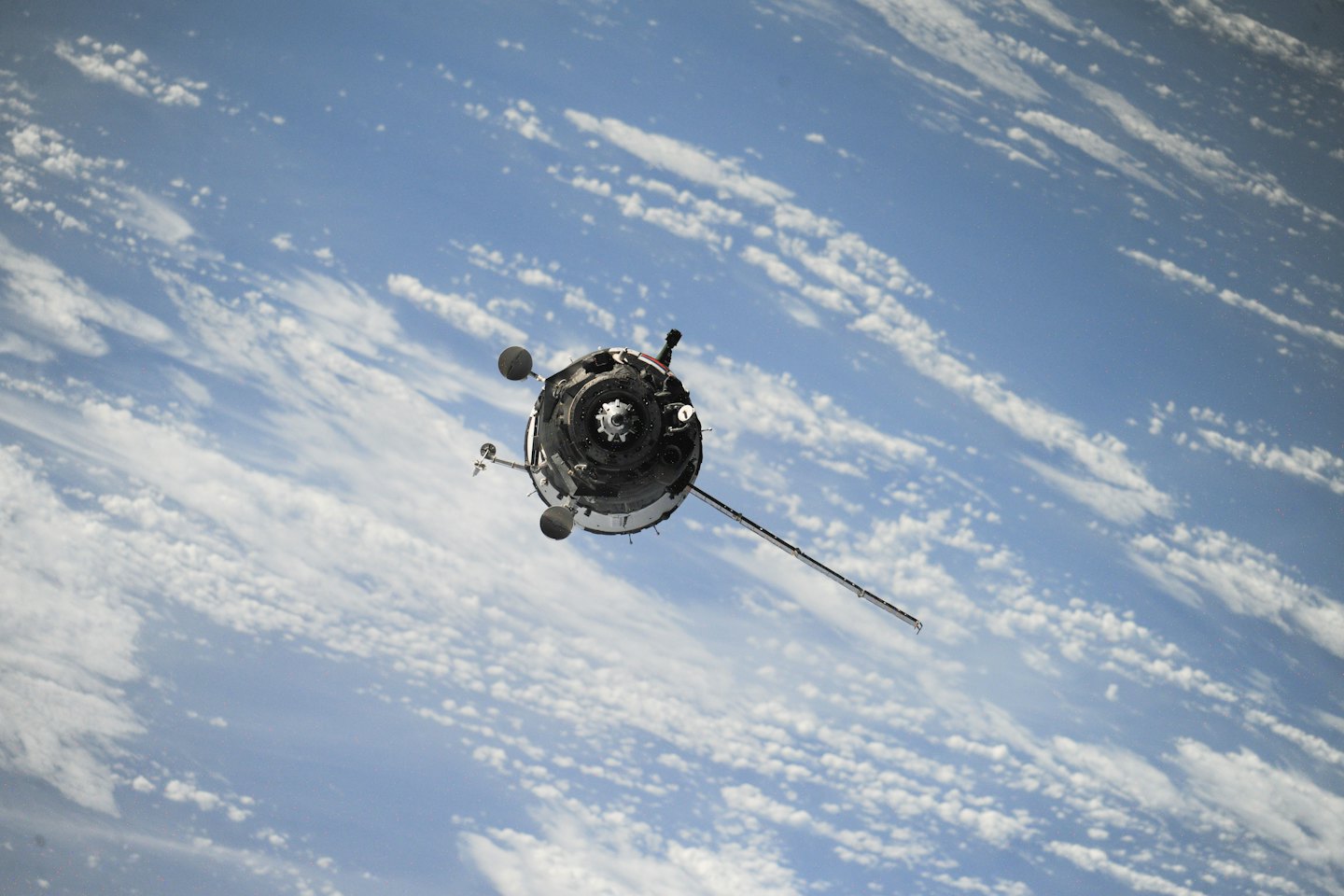 Navicella spaziale Soyuz in orbita sopra l'atmosfera terrestre.